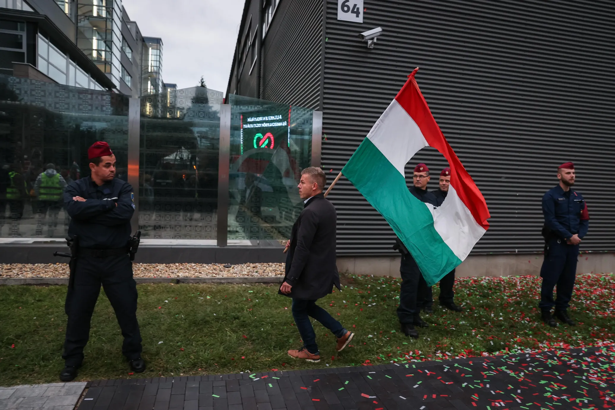 Telex Magyar Péter bement a közmédia épületébe