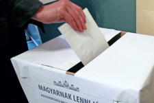 Egymillió új magyar állampolgárt és több százezer új szavazatot is jelent a honosítás bevezetése