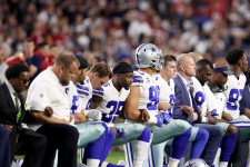 Dollár-százmilliókat térdelhetnek ki az NFL-ből a tiltakozó játékosok