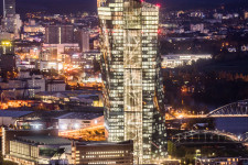 Kevesebb pénzt, de tovább pumpál az európai jegybank