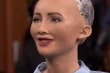 Boldogan nyilatkozott és szelfizett a világ első robotja, aki állampolgárságot kapott