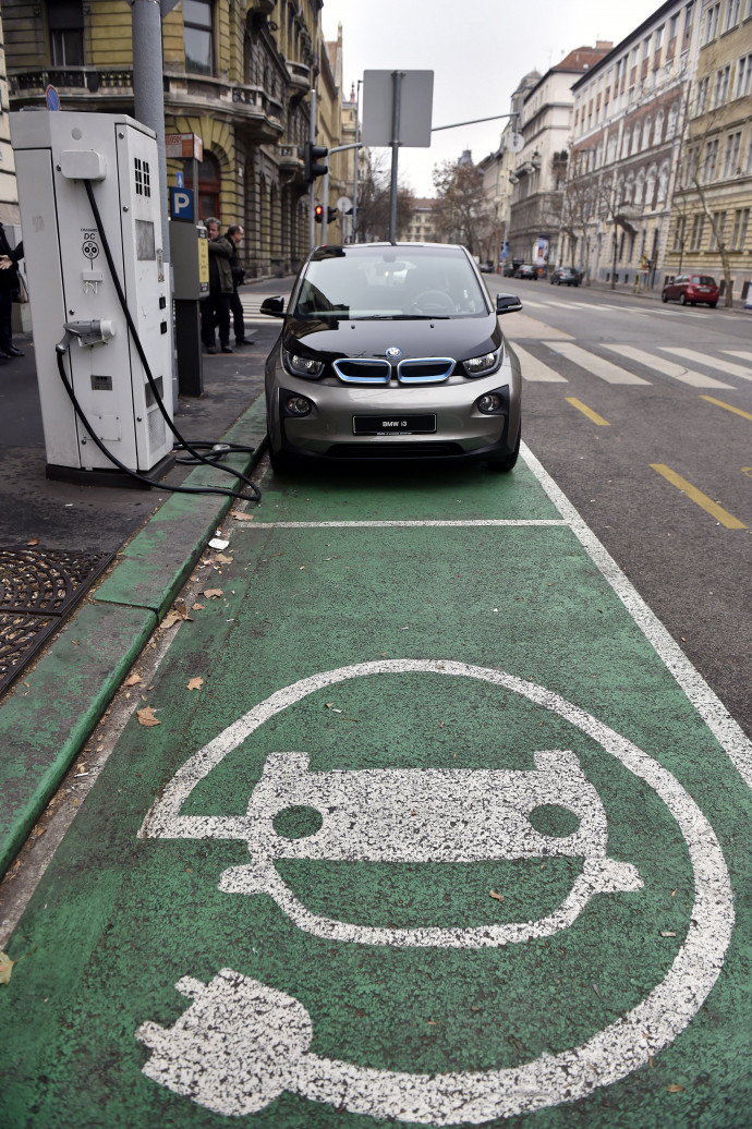 Budapest, 2016. december 23. Az elsõ támogatott BMW i3-as elektromos autó a Nemzetgazdasági Minisztérium elõtt 2016. december 23-án, az átadása napján. A pályázaton elnyerhetõ állami támogatás autónként 1,5 millió forint. A pályázók a Magyarországon kapható márkák közül a bruttó 15 millió forintot meg nem haladó elektromos gépjármûvek közül választhatnak. MTI Fotó: Máthé Zoltán