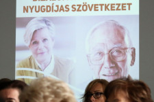 Húszezer vagy egymillió nyugdíjas akar újra dolgozni? Nem mindegy