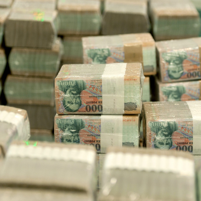 Az egész magyar készpénzforgalom felett kormányközeli cégek veszik át az irányítást