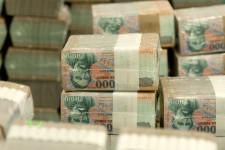 Az egész magyar készpénzforgalom felett kormányközeli cégek veszik át az irányítást