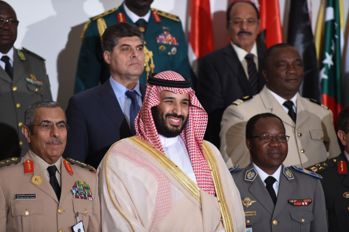 Mohamed bin Szalmán a szaúdi vezetésű antiterrorista szervezet vezetőivel. Fotó: AFP
