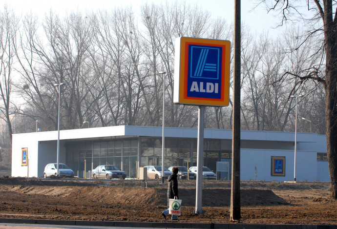 Pécs, 2008. február 13. Nyitás elõtt a német Aldi Áruházlánc üzlete Pécsett. Március végén, április elején nyithatja meg elsõ üzleteit az olcsóságáról híres Aldi. A cég Magyarországra tervezett 400 üzletébõl egyszerre akar megnyitni 20-25-öt, ez duplája lesz a konkurens Lidl mûködõ boltjainak. MTI Fotó: Kálmándy Ferenc