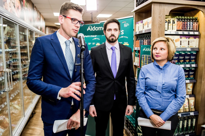 Budapest, 2016. december 19. Fodor Attila, a CBA kommunikációs igazgatója, Magyar Levente, a Külgazdasági és Külügyminisztérium gazdaságdiplomáciáért felelõs államtitkára és Oláh Zsanett, a Magyar Nemzeti Kereskedõház vezérigazgatója (b-j) a fõvárosi Príma Mágnáskert üzletben, ahol megkezdõdött az Áldomás élelmiszerek tesztértékesítése 2016. december 19-én. A termékek tesztértékesítése nyolc Príma üzletben kezdõdött meg. MTI Fotó: Balogh Zoltán