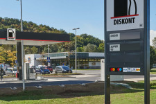 Az Aldi a legolcsóbb benzint akarja adni, és ezzel leginkább az Auchant támadja meg
