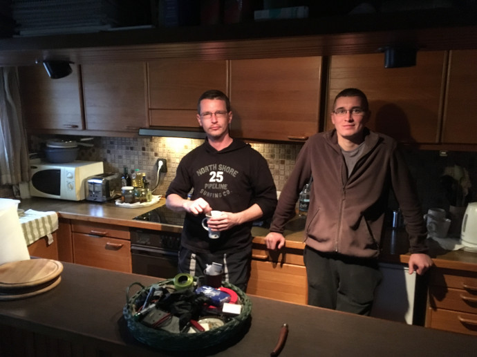Jancsek Pál matróz (balra) és Kowal Kristóf kapitány (jobbra) a konyhában.