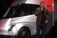 Öt másodperc alatt gyorsul százra a Tesla kamionja, de minek?
