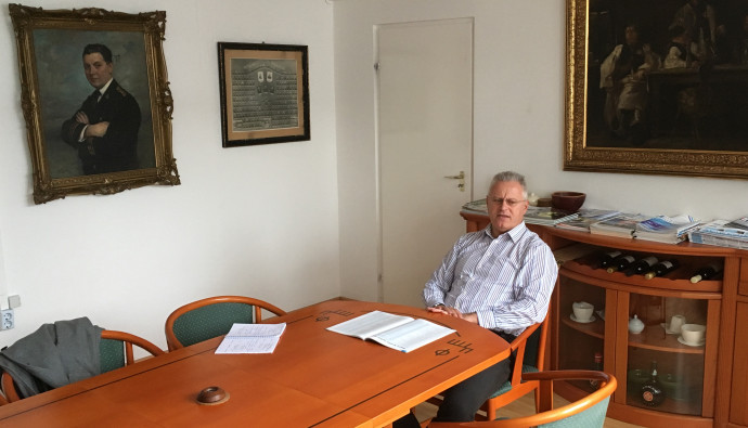 Szalma Botond az irodájában. A falon lógó portré egyik nagyapját ábrázolja, aki a Mahart parancsnoka volt.