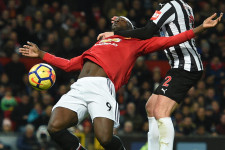 Százmilliárd forintért vinnék a Newcastle-t, de ezzel a kanyarban sincsenek