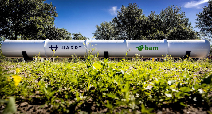 Delft, 2017. június 1. A hyperloop szállítási technológia 30 méter hosszú kísérleti csõpályája a hollandiai Delft mûszaki egyetemén 2017. június 1-jén. A csõben kis sebesség mellett fogják tesztelni a rendszert. (MTI/EPA/Koen van Weel)