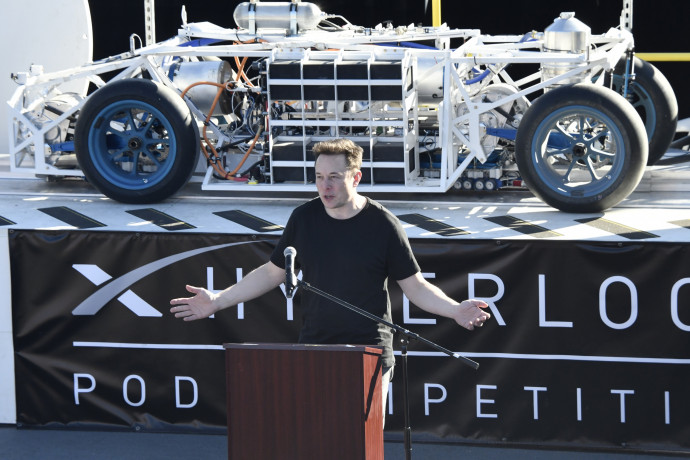 SpaceX CEO Elon Musk speaks to participants ahead of testing of their pods in the SpaceX Hyperloop competition in Hawthorne, California on January 29, 2017. Students from 30 colleges and universities from the US and around the world are taking part in testing their pods on a 1.25 kilometer-long Hyperloop track at the SpaceX headquarters. / AFP PHOTO / Gene Blevins