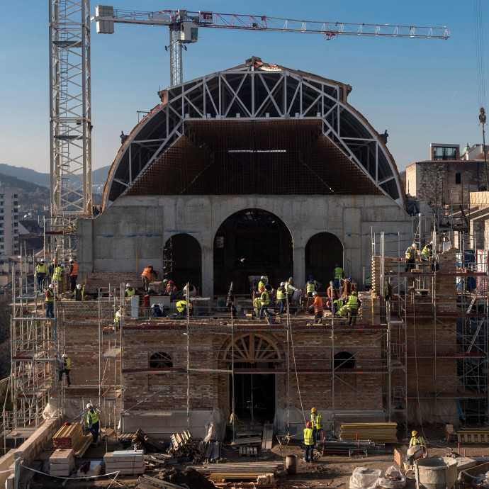 Ötből két ember feketén dolgozik az építkezéseken