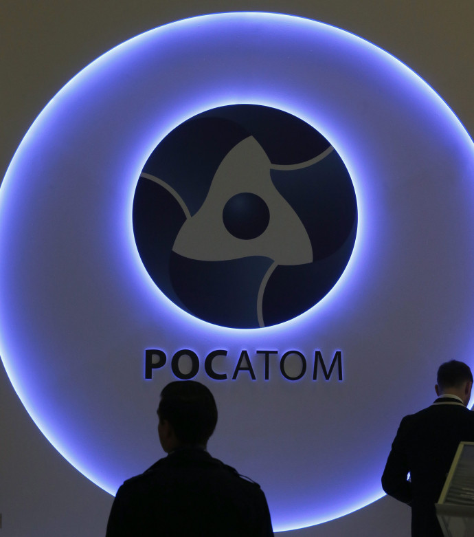 Moszkva, 2016. április 18. Látogatók a Roszatom orosz állami atomenergetikai konszern standján a 16. Neftegas (Nyeftyegaz) olaj- és gázipari berendezések nemzetközi kiállításán és vásárán Moszkvában 2016. április 18-án. (MTI/EPA/Szergej Ilnyickij)