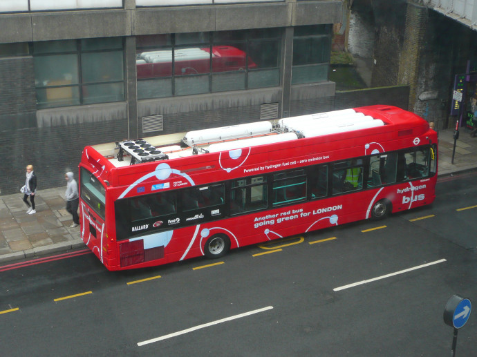 Hidrogénnel üzemeltetett busz Londonban. Fotó: Wikimedia
