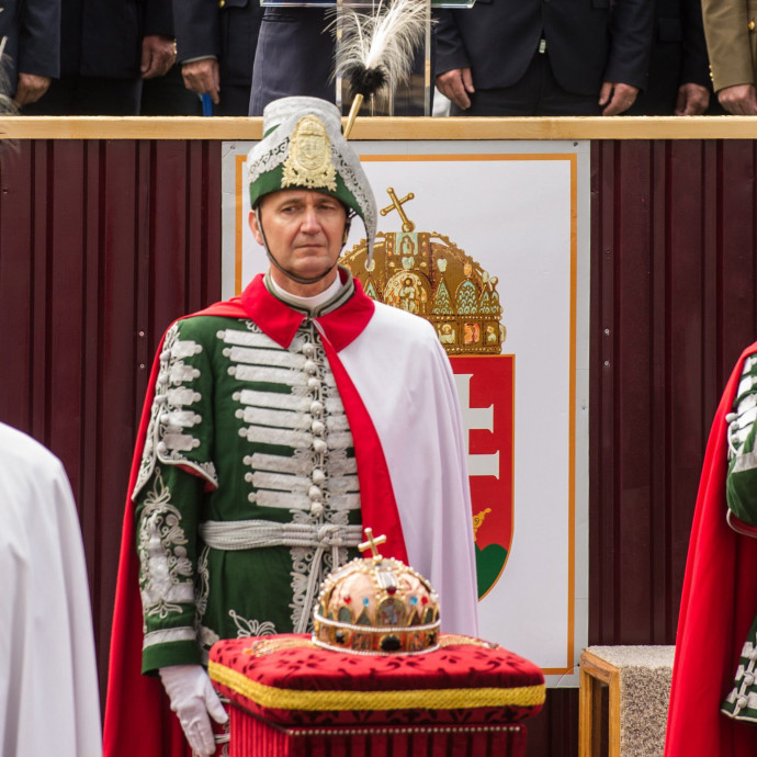 A magyar állam drága, politikailag elfogult és vakon repül
