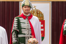 A magyar állam drága, politikailag elfogult és vakon repül