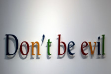Egy év alatt 5000 milliárd forintnyi jövedelmet tüntetett el a Google az európai adóhatóságok elől