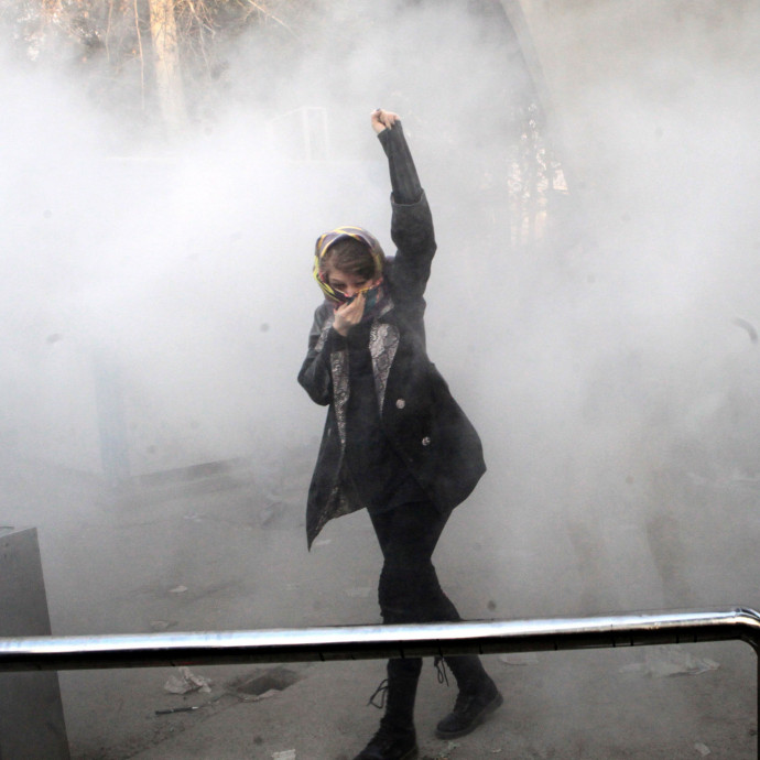 Munkáért és egy jobb életért tüntetnek a többségében képzett és munkanélküli iráni fiatalok