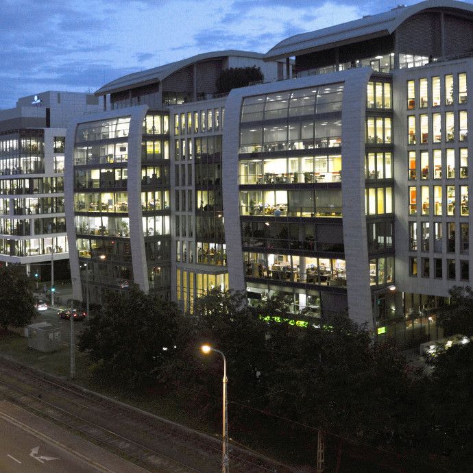 Nem csak a gyárakról kellene beszélni, a multik irodái nélkül nem pörögne a magyar gazdaság