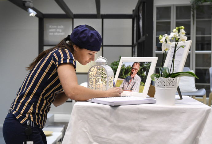Az IKEA egyik alkalmazottja Stockholmban részvétét fejezi ki Ingvar Kamprad alapító-tulajdonos halála alkalmából. Fotó: AFP/Europress