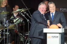 A német cégek annyira jól érzik magukat Magyarországon, hogy ha tehetnék, Orbán Viktorra szavaznának