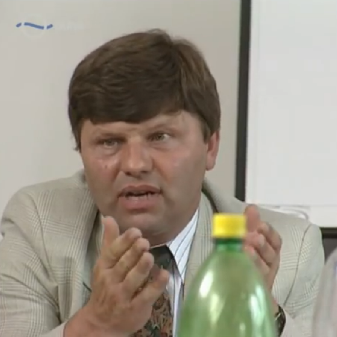 Laci, a művezetőből lett cégvezető értekezletet tart. Fotó: Schiffer Pál: Elektra Kft./Youtube