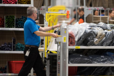 Bilincshez hasonlító eszközt raknának az Amazon raktárosaira, hogy gyorsítsák a munkát