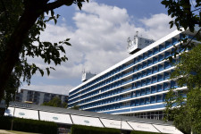 11 milliárdból konferenciázhatnak a szegények segítésére szánt pénzen