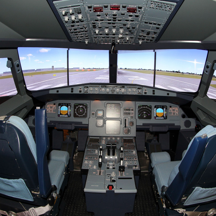 Hiába küzdenek ellene a légitársaságok, komoly pilótahiány jöhet