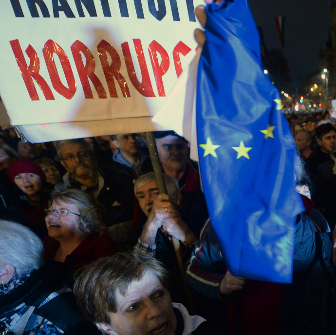 Titokzatos magánemberektől kértek kölcsön a parlamenti képviselők több százmillió forintot
