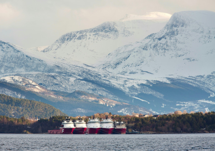 Tengeri olajfúró tornyot építő hajók Aalesund partjainál. AFP PHOTO / NTB SCANPIX