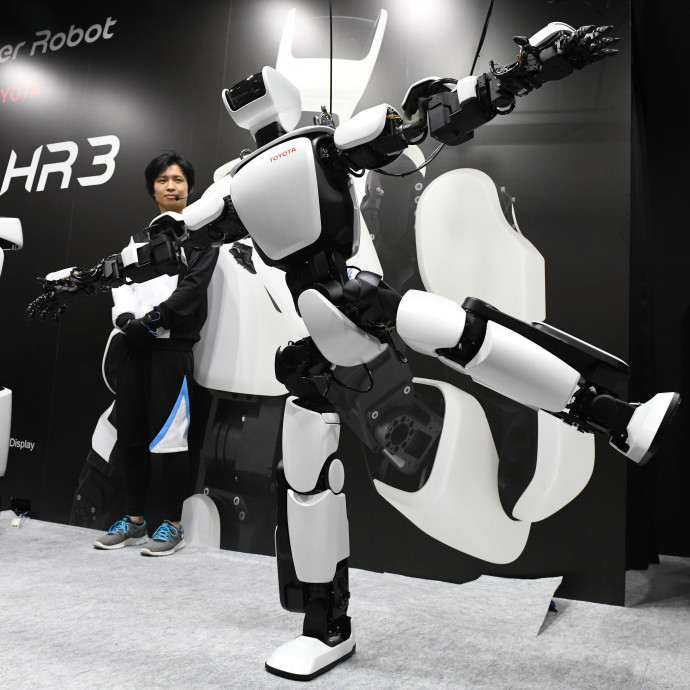 Nincs, aki dolgozzon, de a bevándorlók helyett robotoknak adnák a munkát