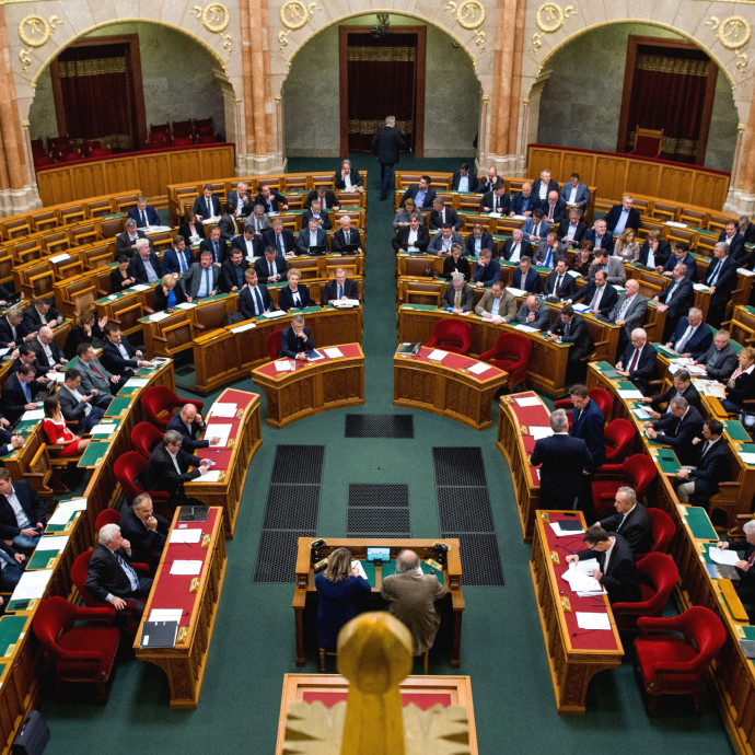 Nőhiánytól szenved a magyar parlament