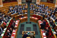Nőhiánytól szenved a magyar parlament