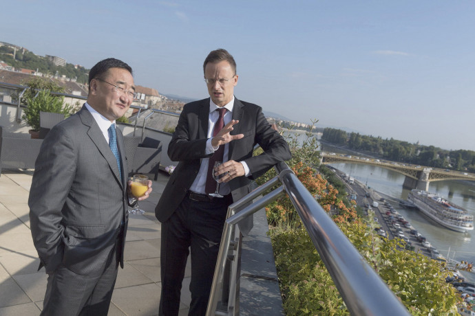 Szijjártó Péter és Lundeg Pürevszüren, a mongol elnök külügyi fõtanácsadója Budapesten, 2017-ben.
