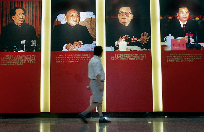 A kommunista Kína vezetőinek négy generációja: Mao Ce-tung, Teng Hsziao-ping, Csiang Cö-min és Hu Csin-tao egy sanghaji kiállításon. Fotó: AFP 