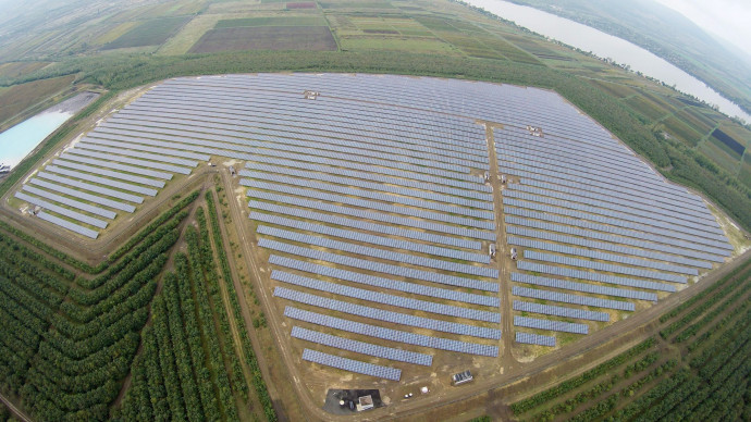 Az erőmű 16 megawattos naperőműve a 2015-ös átadásakor. Fotó: Ruzsa István/MTI