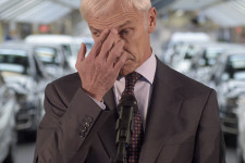 A Volkswagen kirúgja a vezérigazgatóját, de hazai pályán legalább nyeri a dízelperek nagyját
