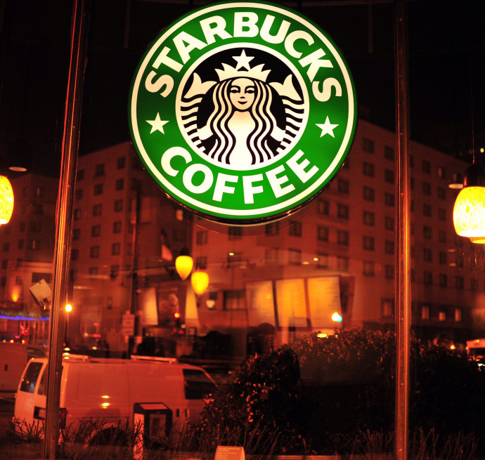 Bezárják az összes Starbucksot az USA-ban, hogy a rasszizmus ellen képezzék a dolgozókat