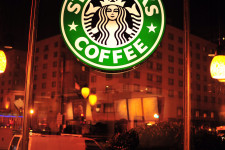 Bezárják az összes Starbucksot az USA-ban, hogy a rasszizmus ellen képezzék a dolgozókat