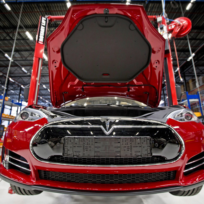 Belebukhat a Tesla, hogy emberek helyett robotokkal akart gyártani