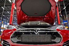 Belebukhat a Tesla, hogy emberek helyett robotokkal akart gyártani