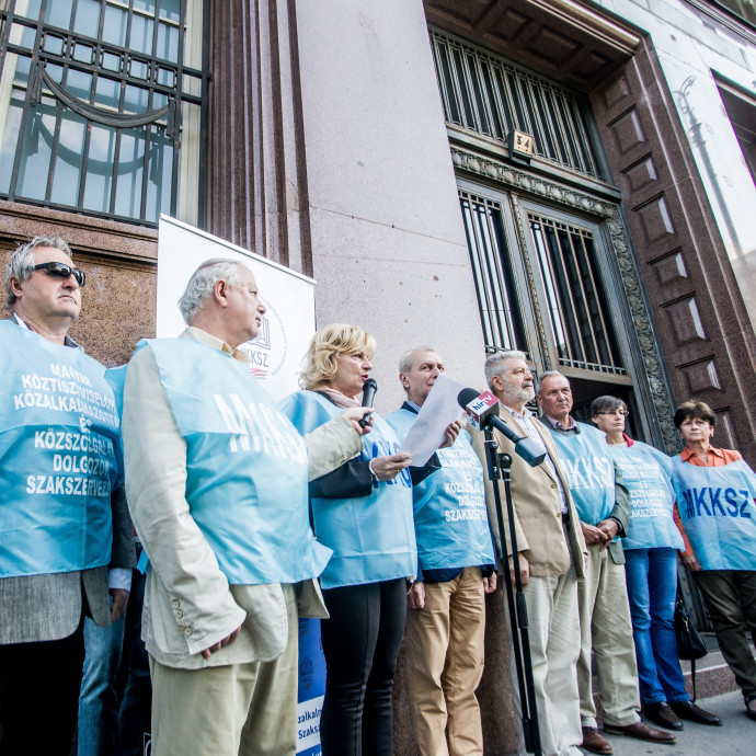 A közalkalmazottak többsége visszacsúszott a jövedelmi ranglétrán