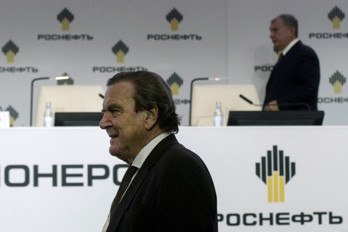Gerhard Schröder és a Rosznyeft vezetője, Igor Szecsin egy Rosznyeft-sajtótájékoztatón Szentpéterváron, 2017-ben. AFP PHOTO / Olga MALTSEVA