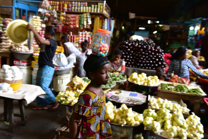 Árusok egy elefántdistrict of Abidjan, on August 10, 2017. The Ivorian government in a council of ministers on July 26 announced the price ceiling for essential food in order to fight against the cost of living, while part of the population complained of not feeling from the effects of a strong economic growth. / AFP PHOTO / ISSOUF SANOGO