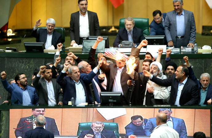 Iráni parlamenti képviselők egy amerikai zászlót égetnek, miután Donald Trump elnök bejelentette, kilép az atommegállapodásból. Forrás: AFP PHOTO / Islamic Consultative Assembly News Agency